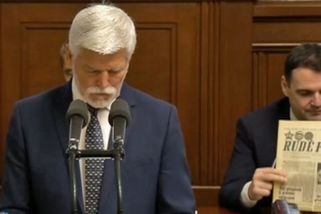 Macinka si při Pavlovu proslovu listoval Rudým právem - Novinky